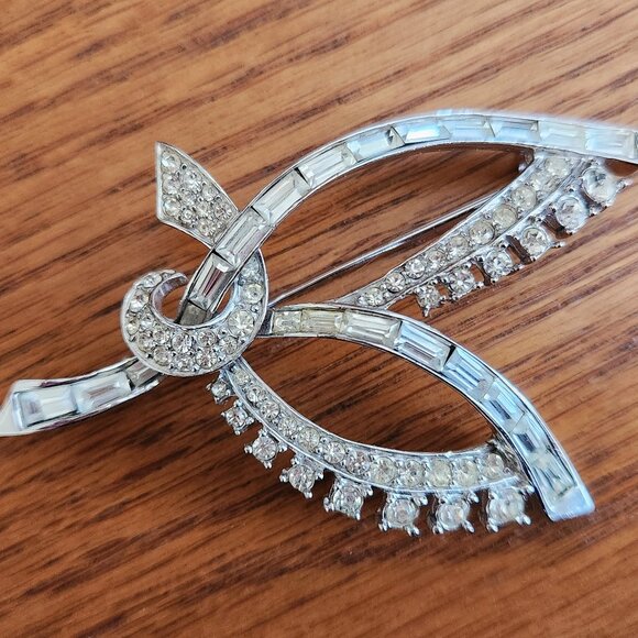 1940-s MARCEL BOUCHER SIGNED BIG VINTAGE BOW BROOCH WITH SPARKLING CLEAR CRYSTAL - Picture 7 of 7